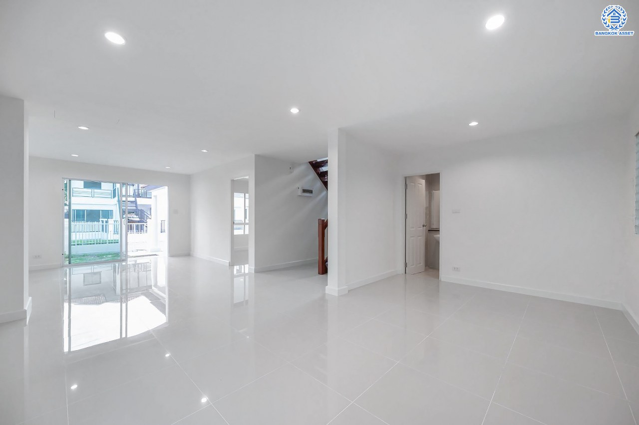 บ้านมือสองตกแต่งใหม่ โครงการ ชวนชื่น กรีนบาวด์ เนื้อที่ 54 ตร.ว. ฟังก์ชัน 3 ห้องนอน 3 ห้องน้ำ 1 ห้องอเนกประสงค์ จอดรถได้ 2 คัน บรรยากาศเงียบสงบเป็นส่วนตัว สิ่งอำนวยความสะดวกมากมาย! บนทำเลศักยภาพ หน้าโครงการติดถนนใหญ่ ใกล้จุดขึ้นทางด่วน "ศรีสมาน"